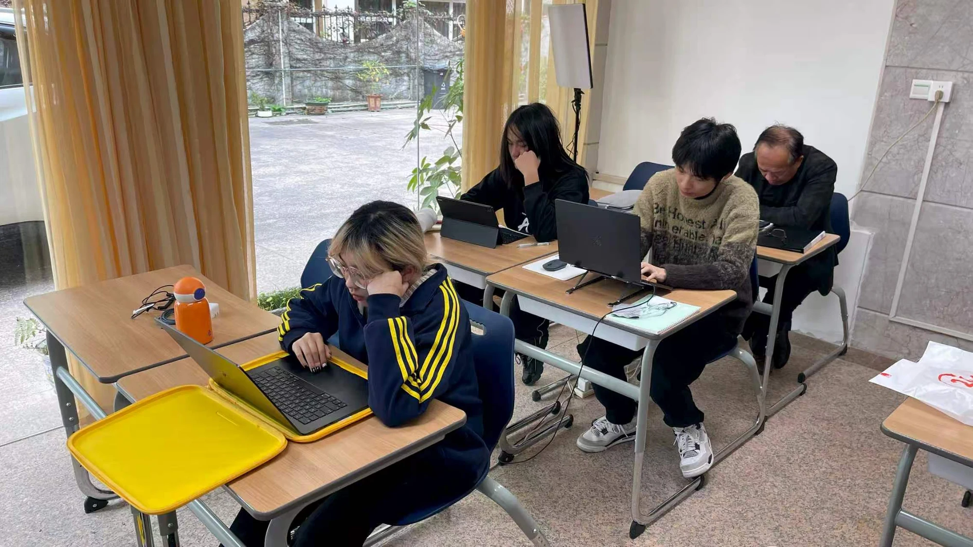 学生在课堂中使用电脑进行 PTE 练习