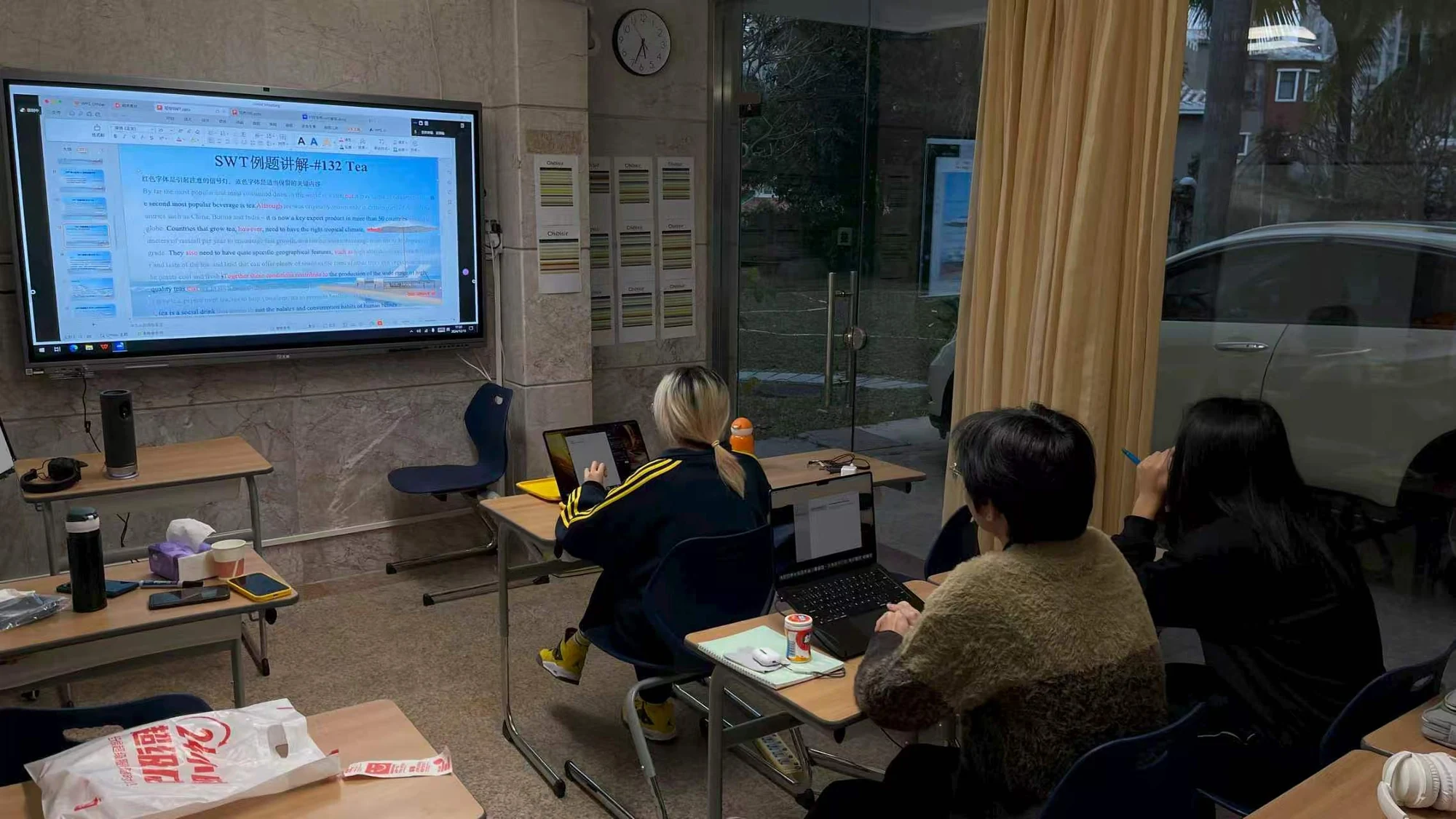 潮思 PTE 课堂中,学生正在听取 SWT 题型讲解