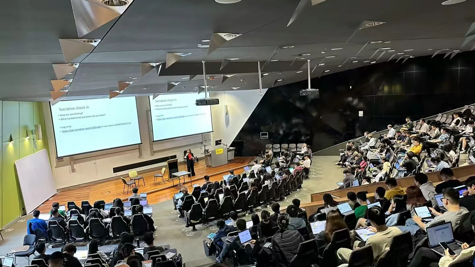 学生在教室中参加学习活动